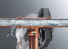 Jedną z metod łączenia rur miedzianych jest ich zaprasowywanie z wykorzystaniem specjalnych złączek z uszczelkami typu oring instalacja wodna, woda