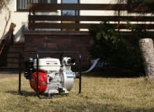 Motopompa Honda WB20XT, silnik GX120 o mocy 2,6 kW, wydajność do 36000 l/h. Maksymalna wysokość podnoszenia wody - 32 m, maksymalna odległość pomiędzy lustrem wody, a króćcem ssawnym pompy - 8 m. Cena 1489,99 zł, Honda. Motopompa Honda WB20XT, silnik GX120 o mocy 2,6 kW, wydajność do 36000 l/h. Maksymalna wysokość podnoszenia wody - 32 m, maksymalna odległość pomiędzy lustrem wody, a króćcem ssawnym pompy - 8 m. Cena 1489,99 zł, Honda.