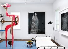 W sypialni gościnnej rzeźba kalifornijskiego artysty Aarona Curry. Na ścianie grafika duetu Langlands & Bell. Przy leżance Jaquesa Adneta (projekt z ok. 1950 r.) lampa z lat 50. kupiona na pchlim targu, na ścianie dzieło Sigmara Polke z 2006 r. W sypialni gościnnej rzeźba kalifornijskiego artysty Aarona Curry. Na ścianie grafika duetu Langlands & Bell. Przy leżance Jaquesa Adneta (projekt z ok. 1950 r.) lampa z lat 50. kupiona na pchlim targu, na ścianie dzieło Sigmara Polke z 2006 r.