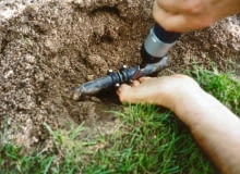 Zakładanie opasek zaciskowych na rurach. Zakładanie opasek zaciskowych na rurach.