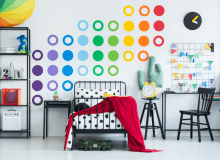 Jednym ze sposobów radzenia sobie z plamami w pokoju najmłodszych jest pomalowanie go farbą o właściwościach plamoodpornych.