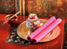 Tradycyjnym chińskim napojem jest herbata, wypijana zarówno do posiłków, jak i między nimi. Do jej przechowywania, parzenia i picia służą porcelanowe naczynia.