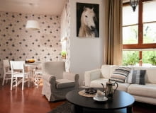 Przestronne wnętrze z efektownym wykuszem, a za oknami - morze zieleni. Wbrew pozorom to nie dom, tylko mieszkanie w podwarszawskim Konstancinie. Gospodarzy zachwycił jednak nie tylko piękny widok. Bardzo ucieszyła ich możliwość zainstalowania wymarzonego kominka. <BR /> MIESZKANIE. Kącik jadalny został zaaranżowany w sporej wnęce. Jego odrębność dodatkowo podkreślają ściany pokryte tapetą w kwiatowy wzór. W całej części dziennej uwagę zwraca podłoga - ułożone skosem deski z barwionego dębu. Do ich odcienia dobrano kolor drzwi, okiennych ram, a nawet kuchennego blatu z klejonego drewna dębowego. Przestronne wnętrze z efektownym wykuszem, a za oknami - morze zieleni. Wbrew pozorom to nie dom, tylko mieszkanie w podwarszawskim Konstancinie. Gospodarzy zachwycił jednak nie tylko piękny widok. Bardzo ucieszyła ich możliwość zainstalowania wymarzonego kominka. <BR /> MIESZKANIE. Kącik jadalny został zaaranżowany w sporej wnęce. Jego odrębność dodatkowo podkreślają ściany pokryte tapetą w kwiatowy wzór. W całej części dziennej uwagę zwraca podłoga - ułożone skosem deski z barwionego dębu. Do ich odcienia dobrano kolor drzwi, okiennych ram, a nawet kuchennego blatu z klejonego drewna dębowego.