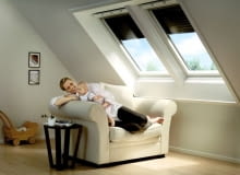 Zasłaniając latem okna, możemy w znacznym stopniu ograniczyć nagrzewanie pomieszczeń przez słońce Zasłaniając latem okna, możemy w znacznym stopniu ograniczyć nagrzewanie pomieszczeń przez słońce