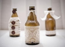 Stare koronki, kordonek i guziki to był temat na ozdobienie butelek. Tak bardzo spodobały się moim bliskim, że zniknęły z mojego parapetu. Stare koronki, kordonek i guziki to był temat na ozdobienie butelek. Tak bardzo spodobały się moim bliskim, że zniknęły z mojego parapetu.