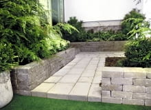 Zieleń posadzona na skarpach lub w dużych donicach z jednej strony sprawia wrażenie bujniejszej, z drugiej - starannie uporządkowanej Zieleń posadzona na skarpach lub w dużych donicach z jednej strony sprawia wrażenie bujniejszej, z drugiej - starannie uporządkowanej