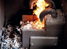 Aby dostosować moc pracującego kotła do zapotrzebowania na ciepło w domu, fachowiec reguluje ilość powietrza, która dopływa do komory spalania Aby dostosować moc pracującego kotła do zapotrzebowania na ciepło w domu, fachowiec reguluje ilość powietrza, która dopływa do komory spalania