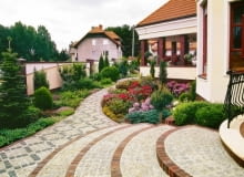 Przykład połączenia materiałów okładzinowych: krawędzie wykończone cegłą klinkierową, stopnice - szorstką, a więc bezpieczną - kostką kamienną, jak na alejkach w ogrodzie. Przykład połączenia materiałów okładzinowych: krawędzie wykończone cegłą klinkierową, stopnice - szorstką, a więc bezpieczną - kostką kamienną, jak na alejkach w ogrodzie.