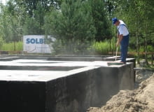 Przed przystąpieniem do murowania ścian należy wykonać na fundamencie izolację przeciwwilgociową np. z papy. Dzięki temu zapewnimy murom ochronę przed podciąganiem wilgoci. izolacja fundamentów, fundamnty