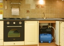 Zestaw hydroforowy ze zbiornikiem o pojemności 20 l można zamontować w szafce pod zlewem Zestaw hydroforowy ze zbiornikiem o pojemności 20 l można zamontować w szafce pod zlewem