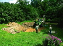 Miejsce JEZIORKO WODA STAW ZBIORNIK WODNY OCZKO WODNE BUDOWA TRAKTOR SPYCHACZFOT. PAWEL SLOMCZYNSKI / AGENCJA GAZETAPUBLIKACJA OGRODY NR 9 (65) - 9.2004