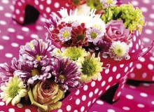 Nie wyrzucajmy pochopnie kaloszy, z których wyrosło nasze dziecko, nie pozbywajmy się bezużytecznych koszyków i kartonowych pudełek. Nawet one mogą stać się... wazonami. Pamiętajmy tylko, że do takich nietypowych wazonów trzeba wstawić naczynie z wodą, na przykład mały słoiczek albo miseczkę. W magicznych pantofelkach Kopciuszka zakwitły róże, chryzantemy i kalina. Takie wielobarwne kompozycje mogą śmiało wejść z przedpokoju na salony.