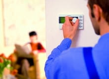 Aby obsługa termostatu była wygodna wiesza się go zazwyczaj na wysokosci 1,5 m nad podłogą Aby obsługa termostatu była wygodna wiesza się go zazwyczaj na wysokosci 1,5 m nad podłogą