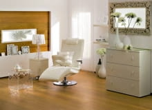 Wybierając drewno na podłogę, zwróćmy uwagę przede wszystkim na jego twardość, którą określa tzw. współczynnik Brinella. Im twardszy gatunek drewna, tym jest on wyższy. Drewno o współczynniku poniżej 2 jest miękkie i nie nadaje się na podłogi, między 2,1 a 3 - średniej twardości, przeznaczone do sypialni i pokojów dziecięcych, pomiędzy 3,1 a 4 - twarde, polecane do przedpokojów, pokojów dziennych i salonów, powyżej 4,1 - bardzo twarde, które można układać w biurach, sklepach, urzędach itp. <br /> DREWNO EGZOTYCZNE. Jatoba - współczynnik Brinella - 7. Drewno w czerwono-brązowym kolorze, które pod wpływem słońca przybiera intensywne odcienie czerwieni, najbardziej ciemnieje w ciągu 3 miesięcy po położeniu. Zachowuje równą i gładką powierzchnię przez wiele lat. Deska barlinecka Exclusiv Jatobe, 18 x 220 cm, gr. 1,4 cm, 281,67 zł/m kw., Barlinek