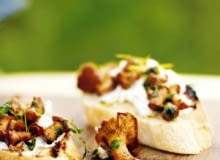 07.07.2009 KUCHNIA GRZYBY BRUSCHETTA Z GRZYBAMI I SEREM RICOTTA STYLIACJA TOMASZ WOZNIAK FOT. MARCIN KLABAN / AGENCJA GAZETA PUBLIKACJA KUCHNIA NR 9 (175) - 9 2009