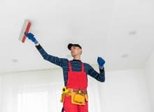 naprawa spadającego tynku z sufitu