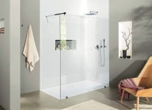 <B>Czysty minimalizm</B> Najnowsza kolekcja prysznicowa Just o surowym, ascetycznym designie. Baterie i prysznice z tej serii pasują do nowoczesnych wnętrz oraz do umywalek, bidetów i wanien w rozmaitych kształtach. Naścienny termostat z zestawem prysznicowym, ok. 4000 zł, deszczownica ok. 4000 zł, Villeroy & Boch