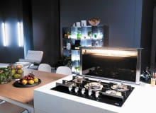 Formy mebli są ważne, jednak równie istotne są ich walory użytkowe - takie wnioski wyciągnęły nasze redaktorki, które odwiedziły tegoroczne targi Salone del Mobile w Mediolanie. <BR />WYPOSAŻENIE WNĘTRZ - KUCHNIA. Downdraft, okap marki Franke. Montuje się go w blacie tuż za płytą grzejną. Wysuwamy go, gdy jest potrzebny. Nieużywany pozostaje prawie niewidoczny - chowa się wewnątrz blatu. Formy mebli są ważne, jednak równie istotne są ich walory użytkowe - takie wnioski wyciągnęły nasze redaktorki, które odwiedziły tegoroczne targi Salone del Mobile w Mediolanie. <BR />WYPOSAŻENIE WNĘTRZ - KUCHNIA. Downdraft, okap marki Franke. Montuje się go w blacie tuż za płytą grzejną. Wysuwamy go, gdy jest potrzebny. Nieużywany pozostaje prawie niewidoczny - chowa się wewnątrz blatu.