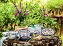 <B>Ceramika z Bolesławca przeszła kurację odmładzającą. Naczynia mają teraz nowe kształty, kolory i wzory. Naszym zdaniem kropki, kółka i motywy roślinne w żółci, czerwieni i oranżu wciąż mają to 'coś', za co kochamy Bolesławiec od lat.</B> <BR /> WZORNICTWO. Flora, czyli Koku. Każdy zestaw nosi 'podpisy' swoich twórców, widoczne w formowaniu i sposobie malowania oraz wzorach. Annę Szeremetę zdecydowanie zainspirowała flora. Od 112 zł ceramika-design.com.pl bolesławiec, ceramika, naczynia kuchenne