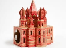 Kartonowy domek dla kotów w kształcie soboru Wasyla Błogosławionego w Moskwie. Kartonowy domek dla kotów w kształcie soboru Wasyla Błogosławionego w Moskwie.