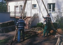 Ustawianie trójnogu do wiercenia nowej studni. Jej usytuowanie było kompromisem między wyborem właścicieli a wskazaniami doświadczonych studniarzy. Ustawianie trójnogu do wiercenia nowej studni. Jej usytuowanie było kompromisem między wyborem właścicieli a wskazaniami doświadczonych studniarzy.