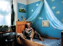 W romantycznej sypialni nastolatki baranki szybują w przestworzach. Tę dekorację Kasia (na zdjęciu) wykonała sama 29.05.1999 PUBLIKACJA WYSOKIE OBCASY NR 09 WARSZAWA WNETRZE POKOJ NASTOLATKI JM 3293