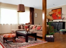 MIESZKANIE ARTURA RUCIŃSKIEGO I OLI TROCZYŃSKIEJ. Dwoje muzyków zauroczył dom z ogrodem położony blisko Puszczy Kampinoskiej. Artyści czują się tutaj jak na całorocznych wakacjach, przerywanych jedynie wyjazdami do pracy w operze, które na szczęście nie zabierają wiele czasu. Otoczenie sprawiło, że pan domu odkrył w sobie pasję ogrodniczą i czasem zakłóca głosy natury motorem kosiarki. <BR /> Początkowo dom miał być urządzony w stylu wiejskim. Gospodarze zmienili zdanie, kiedy odkryli sklep z meblami kolonialnymi. Wnętrze rozweselają jedwabne dywany oraz patchworkowe pufy i poduszki. Tajemniczy obiekt przy słupie to wiklinowo-rattanowa lampa. Nad komodą z palisandru i drewna mango wisi obraz autorstwa Krzysztofa Rapsy, który bywa tematem długich dyskusji z gośćmi - każdy widzi na nim coś innego. OLYMPUS DIGITAL CAMERA