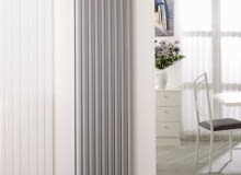 Prawie niewidoczne podłączenie grzejnika. Aby go tak podłączyć, trzeba odpowiednio wykonać (i sprawdzić) instalację. WNETRZE , NOWOCZESNY GRZEJNIK STALOWY