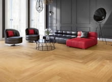 SPOSÓB NA PRZESTRZEŃ. Jodełka potrafi powiększyć optycznie pomieszczenie. Na zdjęciu dąb olejowany, szczotkowany, No Limits Collection, Baltic Wood, balticwood.pl