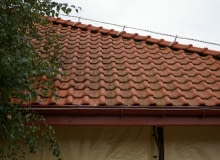 Zabrudzone pokrycie z dachówki cementowej Zabrudzone pokrycie z dachówki cementowej