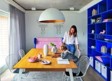 Projekt wnętrza domu opiera się na zabawie kolorami oraz zestawieniu surowych struktur (jak beton czy płyta OSB) z miękkimi tkaninami i gładkimi powierzchniami mebli. Projekt wnętrza domu opiera się na zabawie kolorami oraz zestawieniu surowych struktur (jak beton czy płyta OSB) z miękkimi tkaninami i gładkimi powierzchniami mebli.