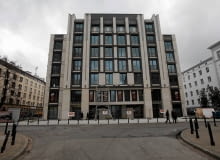 Apartamentowiec powstał w miejscu zburzonego Kina Skarpa i należy do najdroższych adresów w Warszawie. To luksus dla nielicznych, za który trzeba słono zapłacić. W budynku jest 41 apartamentów. Sprzedało się już ok. 30. Ceny lokali dostępnych osiągają cenę 25 tysięcy zł. za metr (kiedy deweloper rozpoczynał sprzedaż dochodziły nawet do 40 tysięcy) 13.01.2012 WARSZAWA , BUDYNEK , KORY POWSTAL W MIEJSCU DAWNEGO KINA SKARPA , UL . KOPERNIKA 5 / 7 / 9 . FOT. ROBERT KOWALEWSKI / AGENCJA GAZETA SLOWA KLUCZOWE: ARCHITEKTURA BUDYNEK HISTORIA