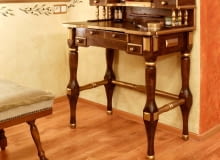 Najprostszy i najszybszy sposób na praktyczną podłogę to panele typu click, które montuje się bez użycia kleju. To ich spory atut - w razie potrzeby deski można zdjąć i ułożyć w innym miejscu. Zanim zaczniemy montaż paneli, należy wymierzyć pomieszczenie i dokładnie zaplanować pracę. Zaleca się, by układać je na cegiełkę (łączenia krótszych boków powinny się mijać) i prostopadle do kierunku padania promieni słonecznych (mniej będzie widać ewentualne nierówności na połączeniach). Na ogół jeden rząd desek przy ścianie trzeba dociąć, lepiej więc, by wypadł w miejscu jak najmniej wyeksponowanym. Jeżeli docinany pas miałby być bardzo wąski, praktyczniej będzie zwęzić panele po dwóch stronach pomieszczenia. Panele typu click są oferowane w dwóch wersjach: laminowanej i drewnianej. W obu przypadkach montaż jest jednakowo prosty. WNETRZA MEBLE PODLOGA