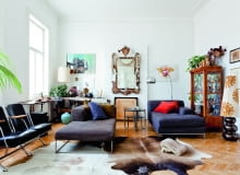 Między sofą i lampą z IKEI biedermeierowska witryna, na niej drewniane laleczki z japońskiego pchlego targu. Bauhausowskie meble dogadują się ze sprzętami z poprzedniego wieku. Między sofą i lampą z IKEI biedermeierowska witryna, na niej drewniane laleczki z japońskiego pchlego targu. Bauhausowskie meble dogadują się ze sprzętami z poprzedniego wieku.