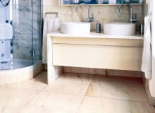 Marmurowa podłoga wygląda efektownie, ale jest trudna do utrzymania w czystości LAZIENKA WNETRZE KABINA PRYSZNICOWASTYLIZACJA NIGELA HOPEFOT. ALEX PAVLOVIC ( KARL JORGENSON )CZTERY KATY NR SPECJALNY 1/2006 - LAZIENKI - WIOSNA 2006 - 1/2006