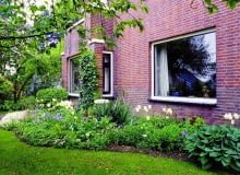 Ściana trójwarstwowa zbudowana dwadzieścia lat temu jest zimniejsza niż wzniesiona obecnie HOLANDIA FIJART OGROD PRYWATNY ZAGRANICZNY WLASCICIEL GREET TAKX RZEZBIARKA N/Z RABATA MIESZANA OKNO CEGLA TULIPAN TULIPA ROSLINA CEBULOWA PNACZE FUNKIA HOSTA BYLINA DOM FOT. AGNIESZKA MATYSZCZYK SLAJD MALY PUBLIKACJA OGRODY NR 12 (56) - 12.2003