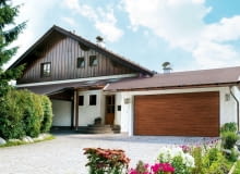 Brama garażowa do dwustanowiskowego garażu brama garażowa, dom, podjazd, garaż w bryle