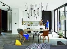 Wokół stołu Copenhague (Hay) gospodarze ustawili miks krzeseł, takich jak: Simple (Ton), MANIA Iwony Kosickiej, Chair One (Magis), Eames Plastic Chair (Vitra). Starannie dobrano oświetlenie: nad stołem zamontowane są efektowne lampy Vibia Match i reflektory natynkowe Shilo UTO. Podłogę pokrywa gres Viva Statale. W rogu lampa Tolomeo (Artemide). Wokół stołu Copenhague (Hay) gospodarze ustawili miks krzeseł, takich jak: Simple (Ton), MANIA Iwony Kosickiej, Chair One (Magis), Eames Plastic Chair (Vitra). Starannie dobrano oświetlenie: nad stołem zamontowane są efektowne lampy Vibia Match i reflektory natynkowe Shilo UTO. Podłogę pokrywa gres Viva Statale. W rogu lampa Tolomeo (Artemide). Zatarte granice