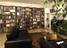 Salon. W tym mieszkaniu na książki przeznaczono najbardziej reprezentacyjne miejsce - w salonie. Ustawione w równych rzędach na efektownych regałach stały się oryginalną ozdobą wnętrza. WNETRZA POKOJ SALON Z BIBLIOTEKA WNętRZA MEBLE KSIążKI salon biblioteka aranżacja