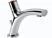 Baterie termostatyczne pozwalają skutecznie obniżyć zużycie wody (według producentów do 40 proc.) i energii potrzebnej do jej podgrzania. Chronią też nas przed poparzeniem, gdy w sieci nagle spada ciśnienie i z kranu leci zbyt gorąca woda. Największą popularnością cieszą się baterie termostatyczne przeznaczone do łazienek. I tych jest na rynku najwięcej - przede wszystkim modeli prysznicowych i wannowo-prysznicowych; mniejszy jest natomiast wybór umywalkowych oraz bidetowych. <BR />BATERIE ŁAZIENKOWE. Elipsa, umywalkowa, stojąca, cena od 759 zł, Deante Baterie termostatyczne pozwalają skutecznie obniżyć zużycie wody (według producentów do 40 proc.) i energii potrzebnej do jej podgrzania. Chronią też nas przed poparzeniem, gdy w sieci nagle spada ciśnienie i z kranu leci zbyt gorąca woda. Największą popularnością cieszą się baterie termostatyczne przeznaczone do łazienek. I tych jest na rynku najwięcej - przede wszystkim modeli prysznicowych i wannowo-prysznicowych; mniejszy jest natomiast wybór umywalkowych oraz bidetowych. <BR />BATERIE ŁAZIENKOWE. Elipsa, umywalkowa, stojąca, cena od 759 zł, Deante