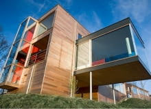 Drewniane elewacje to nie tylko domena dawnego budownictwa ludowego, ale również ważny element nowoczesnych trendów wzorniczych.