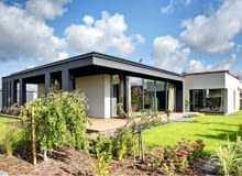 Najważniejszą ozdobą geometrycznej bryły z płaskim dachem są wielkie tafle szkła. dom jednorodzinny