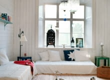 W oknach nie było sutych zasłon, co zapewne wynikało z niedoboru światła na tej szerokości geograficznej. Ewentualnie zawieszano firanki z cienkiego płócienka, zazwyczaj białego. Country style living room with wooden floor