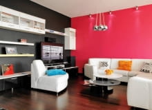 <B>Kontrast tonalny uzyskamy, zestawiając barwę najjaśniejszej z najciemniejszą: biel z czernią, biel z fioletem, biel z błękitem i czerń z żółcią. Te zestawienia są na tyle wyraziste, że cała reszta, z meblami włącznie, zaczyna odgrywać rolę drugoplanową. Używając zatem jednej z wymienionych wyżej par kolorów, łatwo zaaranżujemy bardzo atrakcyjne wnętrze nawet wtedy, gdy dysponujemy skromnym budżetem.</B> <BR />Do zestawienia czerni i bieli dodano czerwień, która spotęgowała mocne działanie kontrastu. Taka kolorystyka nie tylko buduje klimat tego wnętrza, ale zastępuje też obrazy i inne ozdoby. OLYMPUS DIGITAL CAMERA