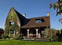 Bryła budynku nawiązuje swym kształtem do tradycji architektury normandzkiej. Wyższa część domu, z bardzo spiczastym dachem (pokrytym dachówką w kolorze brązowym), łączy się z niższą, bardziej klasyczną dom jednorodzinny