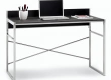 Wygląd biurka ma oczywiście duże znaczenie, jednak ważniejsza od designu jest choćby wielkość i wysokość blatu oraz dodatkowe wyposażenie. Dopasujmy biurko do swojego wzrostu i do rodzaju wykonywanej pracy. Fresno, laminowana płyta i metal, 120 x 60 cm, wys. blatu 84 cm, 199 zł, Jysk