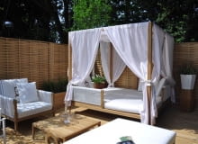 Komfortowe ogrodowe łoże - tkanina rozpięta na drewnianym stelażu chroni nie tylko przed wiatrem, ale też przed komarami. Komfortowe ogrodowe łoże - tkanina rozpięta na drewnianym stelażu chroni nie tylko przed wiatrem, ale też przed komarami.