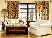 Z nadejściem chłodniejszych dni przeszukujemy czeluście domowych szaf albo - zdecydowanie chętniej - wyruszamy na wyprawę do sklepów w poszukiwaniu cieplejszej garderoby. A gdyby tak w tym roku zimowe szaty zafundować również naszym oknom? Ciężkie, choć przydające salonowi... lekkości. Paradoks? Jeśli nawet, to tylko pozorny. Wrażenie, że pokój wydaje się jasny i radosny, to zasługa nie tylko białych pokrowców na fotele i kanapę, lecz również tkaniny, z której zostały uszyte zasłony - z kolorowymi kwiatami na jasnym tle. ONE TIME USE ONLY DO JEDNOKROTNEJ PUBLIKACJI