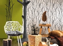 <B>Późnojesienna przyroda, chociaż bez liści, kwiatów i feerii barw, wciąż jest piękna. Nie dziwi więc, że jej surowa uroda inspiruje projektantów. Zobacz, jak można udekorować mieszkanie zgodnie z modnym trendem nawiązywania do natury.</B> <BR />MEBLE: Krzesło (białe) - 2145 zł, taboret - 1200 zł, Nap; stołek (kostka) - 399 zł, BB Home; stołek (pień) - 459 zł, 9Design; puf - 599 zł, Kler. POZOSTAŁE: tapeta - 59,90 zł/rolka, poduszka (na krześle) - 44,90 zł, Leroy Merlin; wieszak (szary) - wzór, Square Space; wieszak (czarny) - 1399 zł, Fabryka Form; liść (ozdoba) - 49 zł, podkładki-liście (na podłodze) - 9,50 zł/szt., home&you; wieszak na biżuterię (czarne drzewko) - 69 zł, Pt,; koc (na pufie) - 229 zł BoConcept; poduszka (na pufie) - 140 zł, Ludwik Styl; kule mchu - 29 zł/szt., Scandinavian Living; jelonek, proj. Ola Munzer - 315 zł, Product Placement; kalosze - 469 zł, House & More. 04.09.2013 , DEKORACJE , EKOLOGICZNE , CZTERY KATY , STYLIZACJA JOANNA PLACHECKA, FOT. AGATA JAKUBOWSKA / AGENCJA GAZETA SLOWA KLUCZOWE: WNETRZA