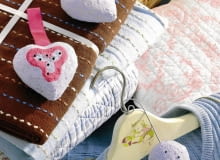 <B>Ubrania będą przyjemnie pachniały przez długi czas, jeśli włożymy do szafy zapachowe zawieszki wielokrotnego użytku. Łatwo je zrobić samodzielnie.</B> <BR />Gotowe saszetki wypełniamy potpourri. Gdy aromat się ulotni, wystarczy wywiercić w saszetkach większy otwór, wymienić zawartość i zakleić dziurkę. WNETRZA DEKORACJE ZAPACHOWE ZAWIESZKI Z PAPIER MACHE STYLIZACJA JOLANTA KOLARY , KINGA KOLARY FOT. RADOSLAW WOJNAR PUBLIKACJA CZTERY KATY NR 10 (204) - 10 2008 SLOWA KLUCZOWE: PLASTYKA